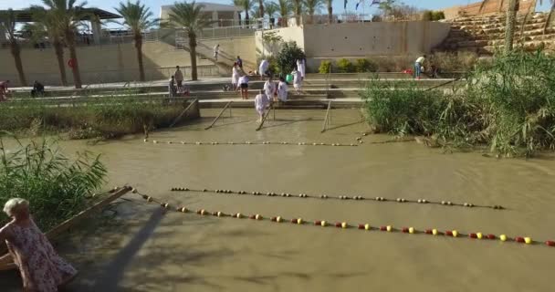 Los peregrinos son bautizados en el río Jordán — Vídeos de Stock