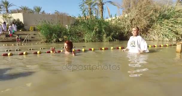 朝圣者在约旦河受洗 — 图库视频影像
