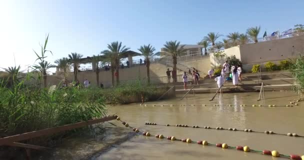 Pilger werden im jordanischen Fluss getauft — Stockvideo