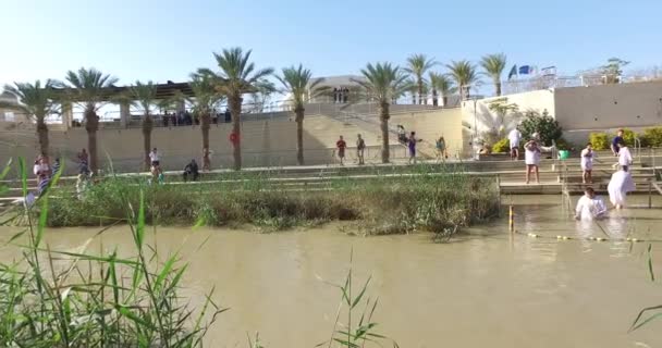 Pilger werden im jordanischen Fluss getauft — Stockvideo