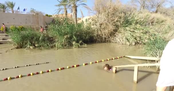 Los peregrinos son bautizados en el río Jordán — Vídeos de Stock