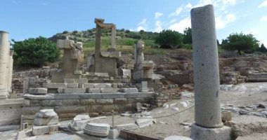 Antik kalıntıları şehir Efes Celsus Kütüphanesi Binası, amfitiyatro tapınaklar ve sütunları antika. Unesco Dünya Mirası listesi için aday 