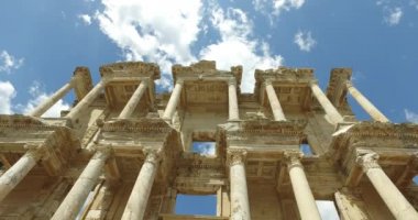 Antik kalıntıları şehir Efes Celsus Kütüphanesi Binası, amfitiyatro tapınaklar ve sütunları antika. Unesco Dünya Mirası listesi için aday 