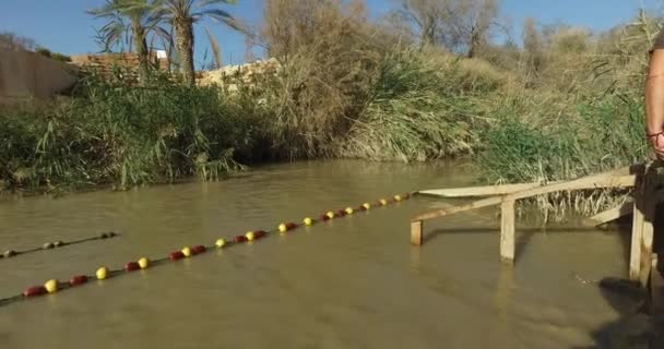 Los peregrinos son bautizados en el río Jordán — Vídeos de Stock