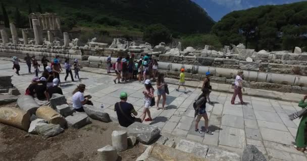 Die Ruinen der antiken Stadt von Ephesus, das Bibliotheksgebäude von Celsus, die Tempel und Säulen des Amphitheaters. Kandidat für die Unesco-Welterbeliste — Stockvideo