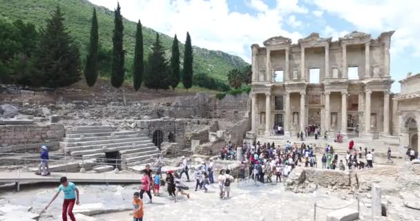 Die Ruinen der antiken Stadt von Ephesus, das Bibliotheksgebäude von Celsus, die Tempel und Säulen des Amphitheaters. Kandidat für die Unesco-Welterbeliste — Stockvideo