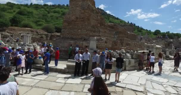 Les ruines de l'ancienne ville antique d'Ephèse le bâtiment de la bibliothèque de Celsus, les temples et les colonnes de l'amphithéâtre. Candidat à la Liste du patrimoine mondial de l'UNESCO — Video