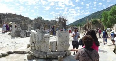 Antik kalıntıları şehir Efes Celsus Kütüphanesi Binası, amfitiyatro tapınaklar ve sütunları antika. Unesco Dünya Mirası listesi için aday 