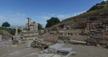 Antik kalıntıları şehir Efes Celsus Kütüphanesi Binası, amfitiyatro tapınaklar ve sütunları antika. Unesco Dünya Mirası listesi için aday 