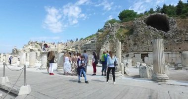 Antik kalıntıları şehir Efes Celsus Kütüphanesi Binası, amfitiyatro tapınaklar ve sütunları antika. Unesco Dünya Mirası listesi için aday 