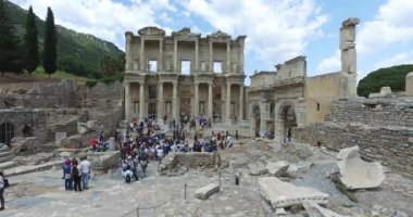 Antik kalıntıları şehir Efes Celsus Kütüphanesi Binası, amfitiyatro tapınaklar ve sütunları antika. Unesco Dünya Mirası listesi için aday 