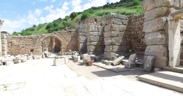 As ruínas da antiga cidade antiga de Éfeso o edifício da biblioteca de Celso, os templos e colunas do anfiteatro. Candidato à Lista do Patrimônio Mundial da UNESCO — Vídeo de Stock