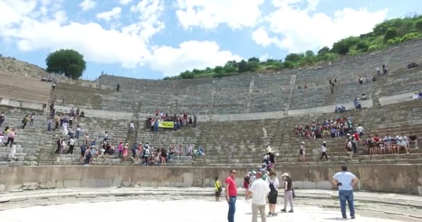 Las ruinas de la antigua ciudad antigua de Éfeso el edificio de la biblioteca de Celso, los templos anfiteatro y columnas. Candidato a la Lista del Patrimonio Mundial de la UNESCO — Vídeo de stock