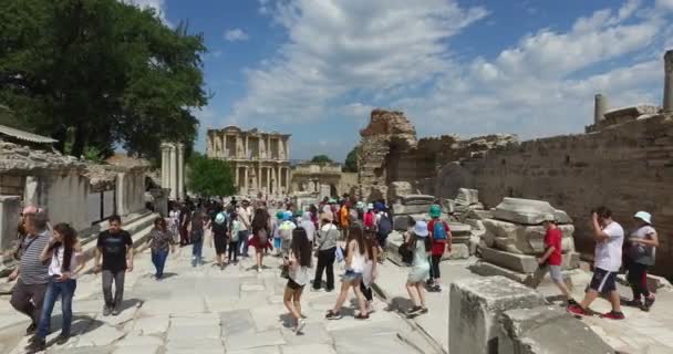 Las ruinas de la antigua ciudad antigua de Éfeso el edificio de la biblioteca de Celso, los templos anfiteatro y columnas. Candidato a la Lista del Patrimonio Mundial de la UNESCO — Vídeo de stock