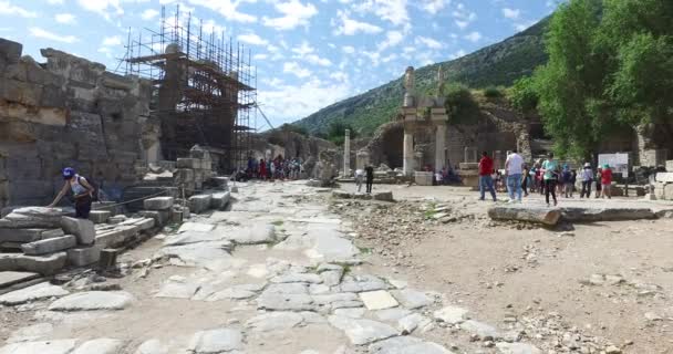 Pozůstatky starověké starožitné města Efesu, budování Celsova knihovna, amfiteátr chrámy a sloupce. Kandidát na seznam světového dědictví Unesco — Stock video
