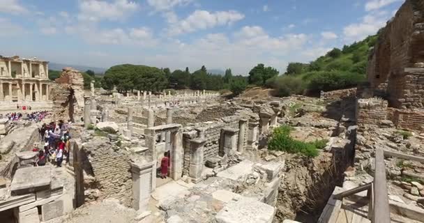 De ruïnes van de oude antieke stad Efeze, het gebouw van de bibliotheek van Celsus, het amfitheater tempels en de kolommen. Kandidaat voor het Unesco World Heritage List — Stockvideo