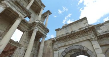 Antik kalıntıları şehir Efes Celsus Kütüphanesi Binası, amfitiyatro tapınaklar ve sütunları antika. Unesco Dünya Mirası listesi için aday 