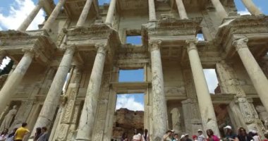 Antik kalıntıları şehir Efes Celsus Kütüphanesi Binası, amfitiyatro tapınaklar ve sütunları antika. Unesco Dünya Mirası listesi için aday 