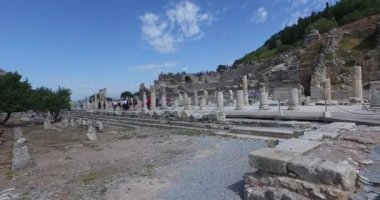 Antik kalıntıları şehir Efes Celsus Kütüphanesi Binası, amfitiyatro tapınaklar ve sütunları antika. Unesco Dünya Mirası listesi için aday 