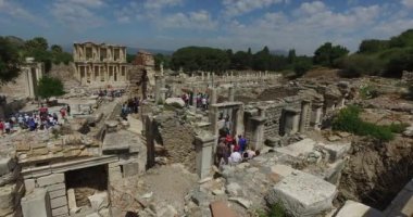 Antik kalıntıları şehir Efes Celsus Kütüphanesi Binası, amfitiyatro tapınaklar ve sütunları antika. Unesco Dünya Mirası listesi için aday 