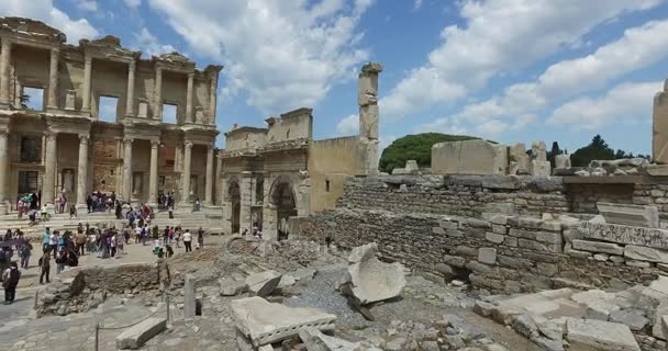 Pozůstatky starověké starožitné města Efesu, budování Celsova knihovna, amfiteátr chrámy a sloupce. Kandidát na seznam světového dědictví Unesco — Stock video