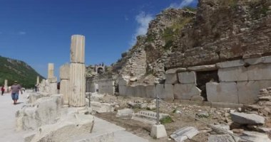 Antik kalıntıları şehir Efes Celsus Kütüphanesi Binası, amfitiyatro tapınaklar ve sütunları antika. Unesco Dünya Mirası listesi için aday 