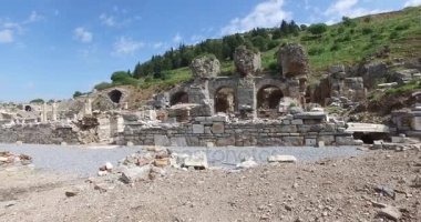 Antik kalıntıları şehir Efes Celsus Kütüphanesi Binası, amfitiyatro tapınaklar ve sütunları antika. Unesco Dünya Mirası listesi için aday 