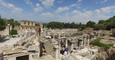Antik kalıntıları şehir Efes Celsus Kütüphanesi Binası, amfitiyatro tapınaklar ve sütunları antika. Unesco Dünya Mirası listesi için aday 