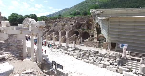 The ruins of the ancient antique city of Ephesus the library building of Celsus, the amphitheater temples and columns. Candidate for the UNESCO World Heritage List — Stock Video