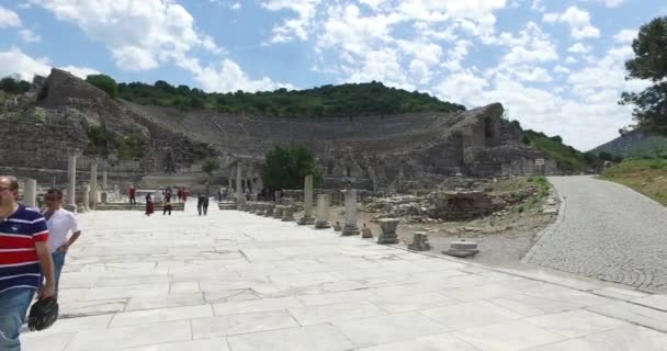 Antik kalıntıları şehir Efes Celsus Kütüphanesi Binası, amfitiyatro tapınaklar ve sütunları antika. Unesco Dünya Mirası listesi için aday — Stok video
