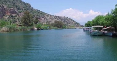 Turist teknelerle Dalyan nehir
