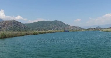 Turist teknelerle Dalyan nehir
