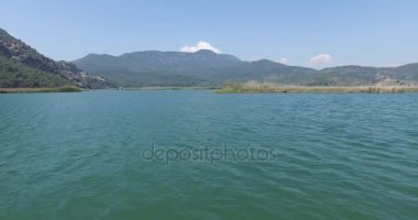 Turist teknelerle Dalyan nehir