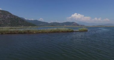 Turist teknelerle Dalyan nehir
