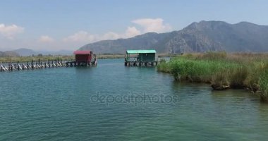 Turist teknelerle Dalyan nehir