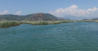 Turist teknelerle Dalyan nehir