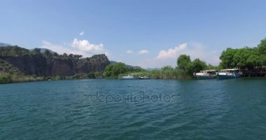 Turist teknelerle Dalyan nehir