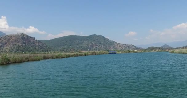 観光船でダルヤン川 — ストック動画