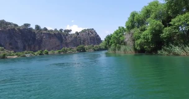 Ποταμό Dalyan με τουριστικά σκάφη — Αρχείο Βίντεο