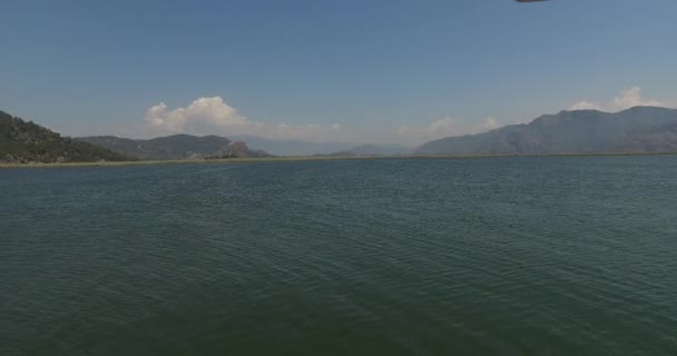 Rivière Dalyan avec des bateaux de tourisme 
