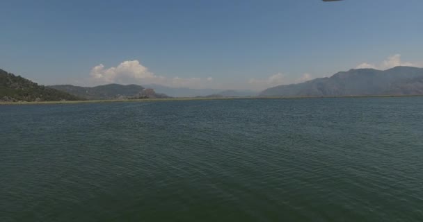 Sungai Dalyan dengan perahu wisata — Stok Video