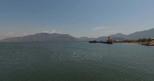 Dalyan Fluss mit Touristenbooten — Stockvideo