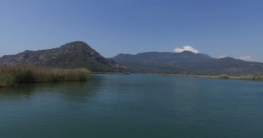 Turist teknelerle Dalyan nehir