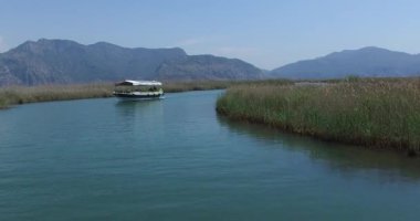 Turist teknelerle Dalyan nehir