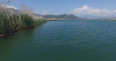 Turist teknelerle Dalyan nehir