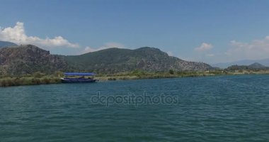 Turist teknelerle Dalyan nehir