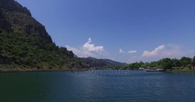 Turist teknelerle Dalyan nehir