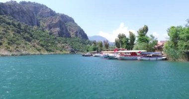 Turist teknelerle Dalyan nehir