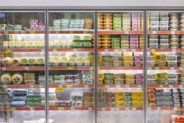 Marmaris, Türkiye'deki Migros süpermarket ürünleri ile iç iç stiles ve buzdolapları 