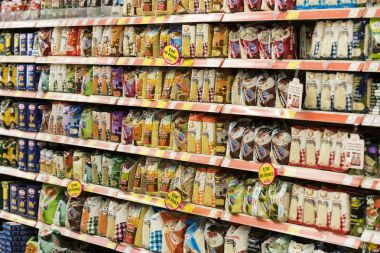 Marmaris, Türkiye'deki Migros süpermarket ürünleri ile iç iç stiles ve buzdolapları 